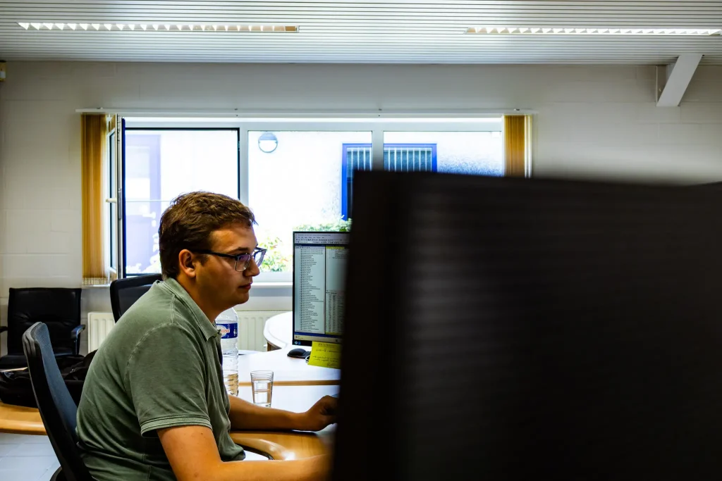 Jonathan Naert aan zijn computer