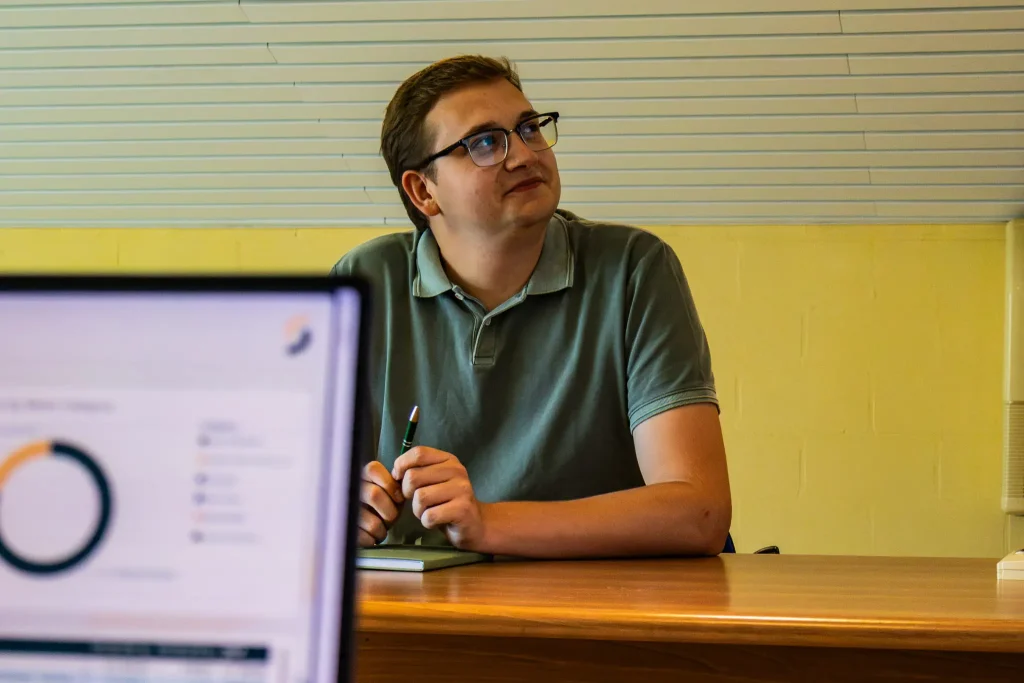 Een computerscherm met datagegevens met op de achtergrond Jonathan Naert