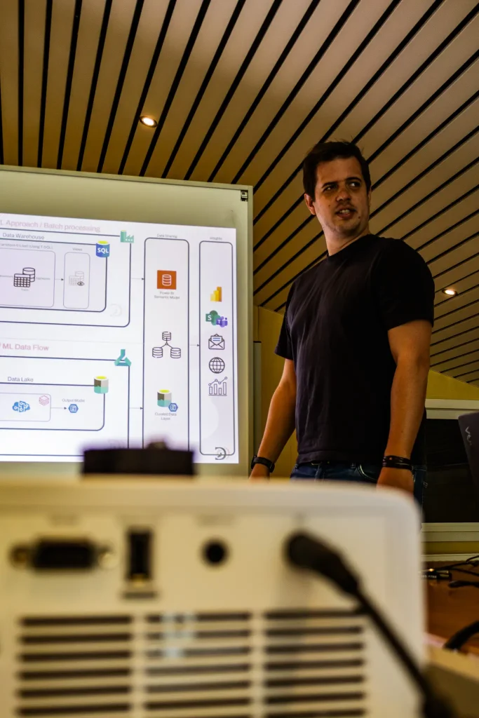 Pieter Pype voor een projectiescherm